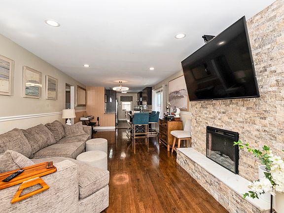 4th image of 2552 W 81st Pl