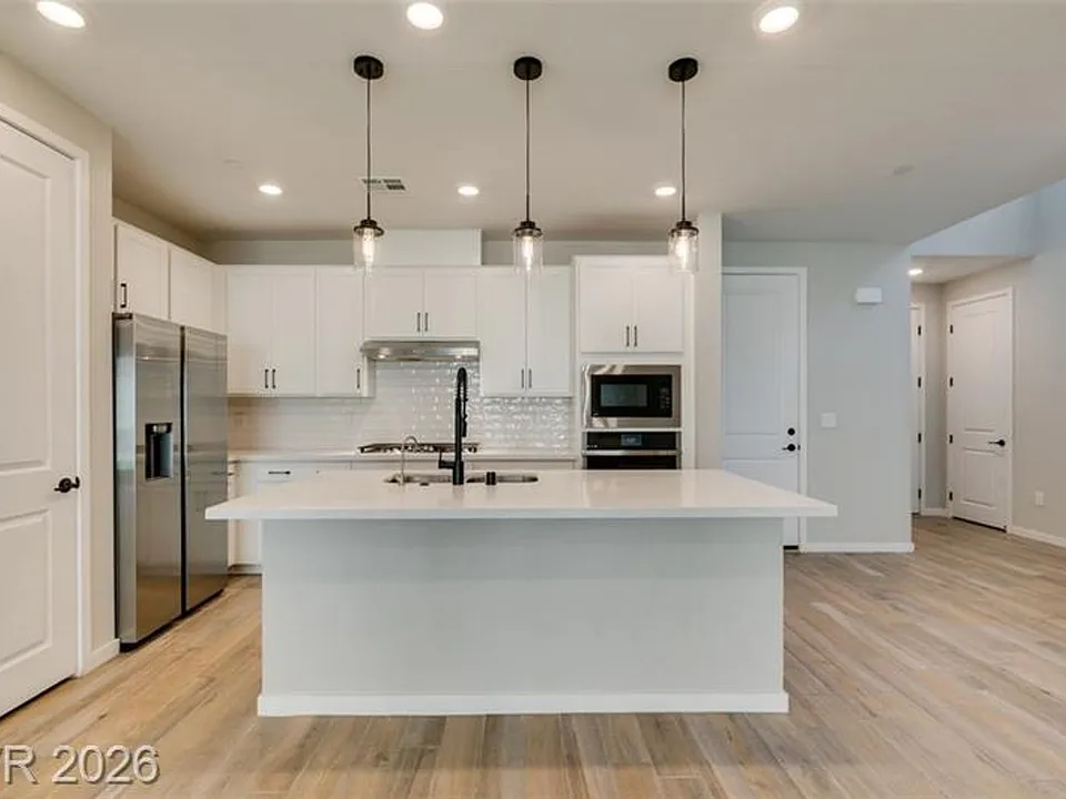 109 Medianoche St