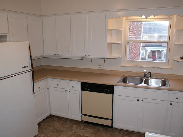 2127 Collinway — Photo 4