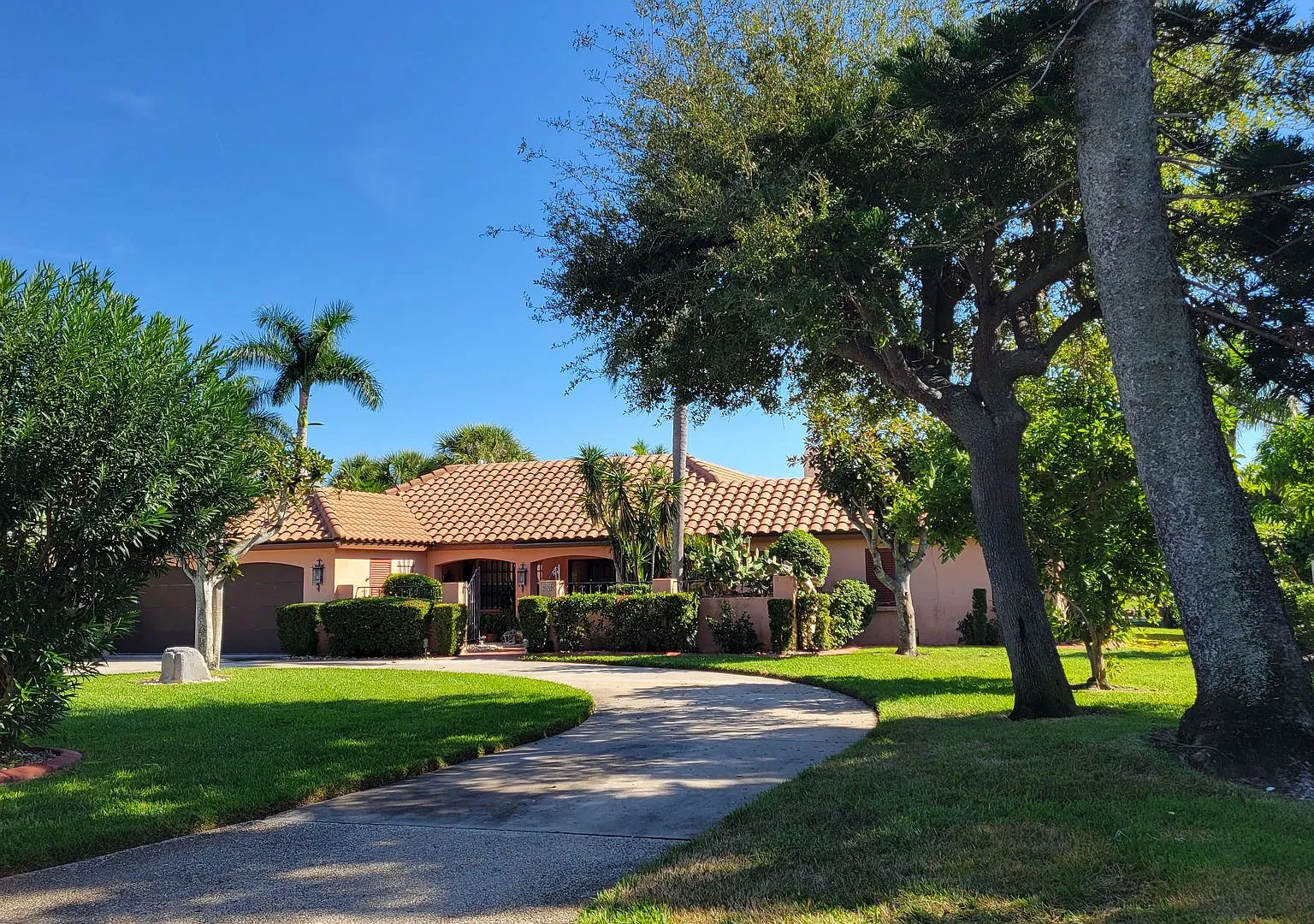 Season / Short-Term Large 4/3 Canal Home With Heated Pool — Photo 2