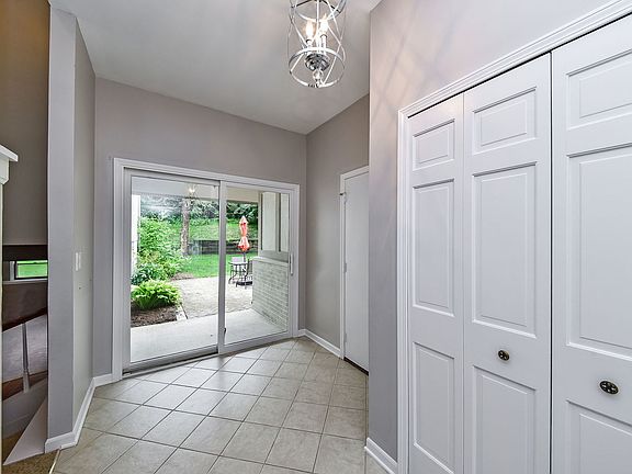 3rd image of 22W008 Terrace Dr