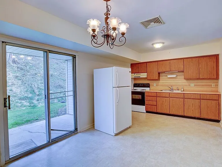 8 Devon Ct — Photo 6