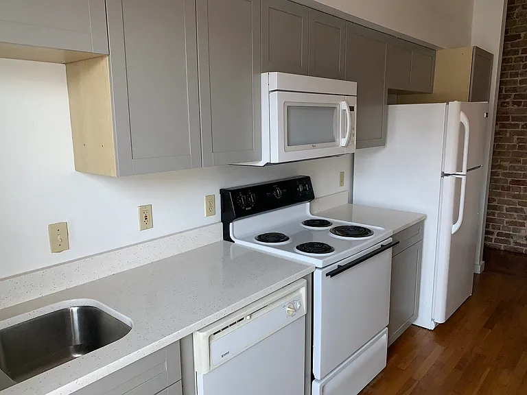 102 E Thomas St #4 — Photo 1
