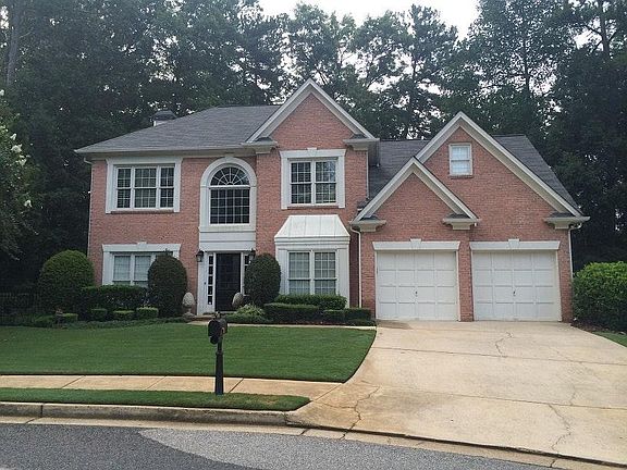 Beautiful Lawn and Private Large Lot
