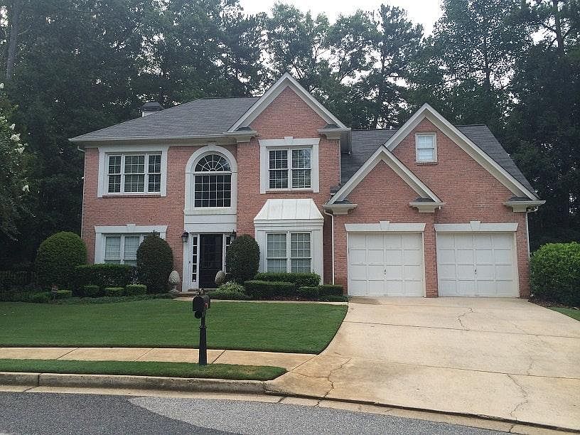 Front of home in culdesac
