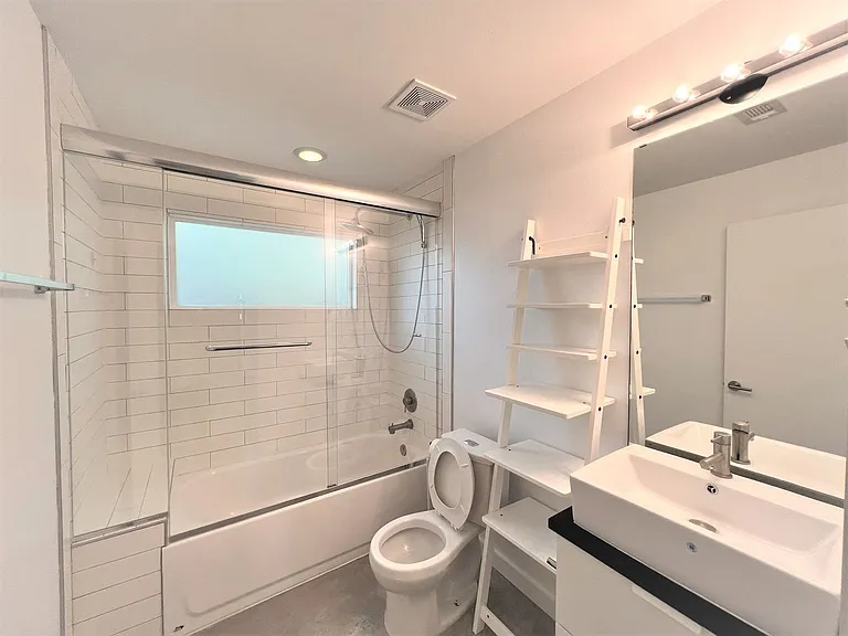 2103 E 14th St #B — Photo 12