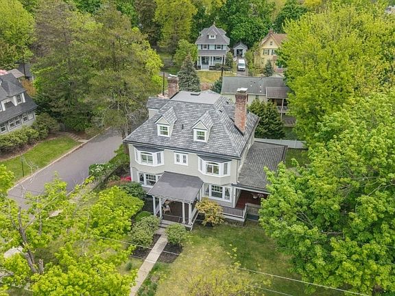 4th image of 375 Up Mountain Avenue