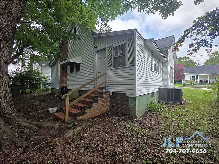 215 College St — Photo 15