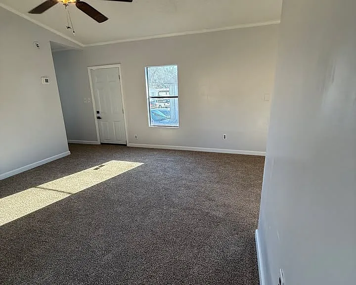 209 Roxbury Cir — Photo 10