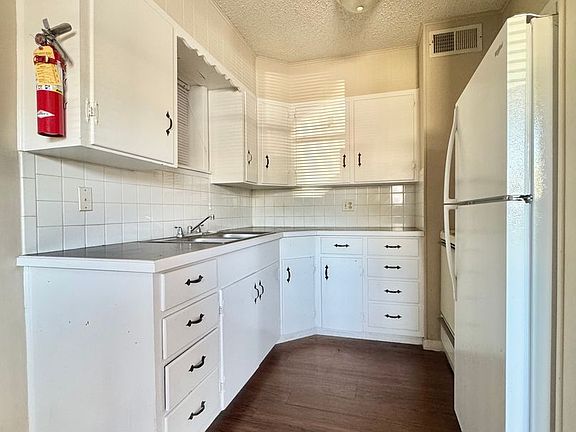 4th image of 2409 W Ave N #2