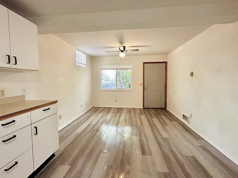 318 E 6th St — Photo 17