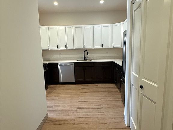 3rd image of 1117 W Fayette St #212