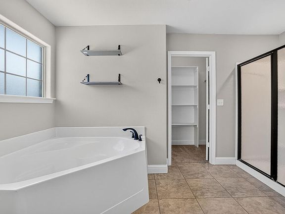 5th image of 517 Coliseum Ct