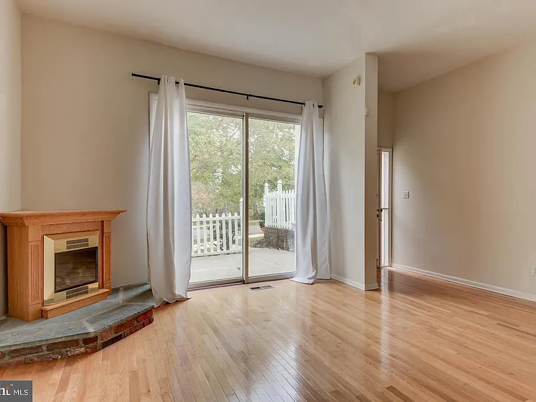 107 Montrose Ave — Photo 5