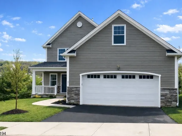 2 Bluffs Ct, Hamburg Boro, NJ 07419