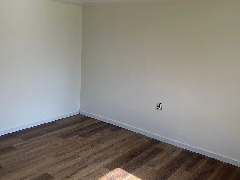 109 E Locust St — Photo 7