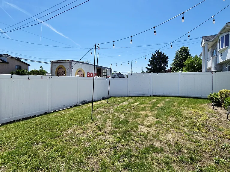 Oak St — Photo 12