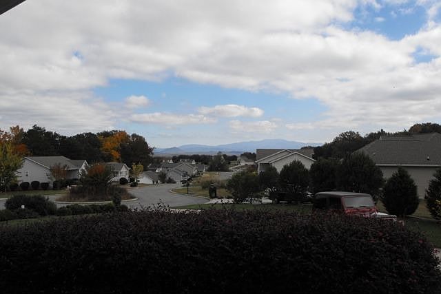2nd image of 114 Hollow View Dr SE