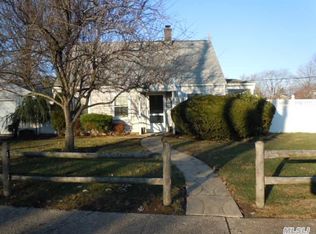 101 Haven Ln, Levittown, NY 11756