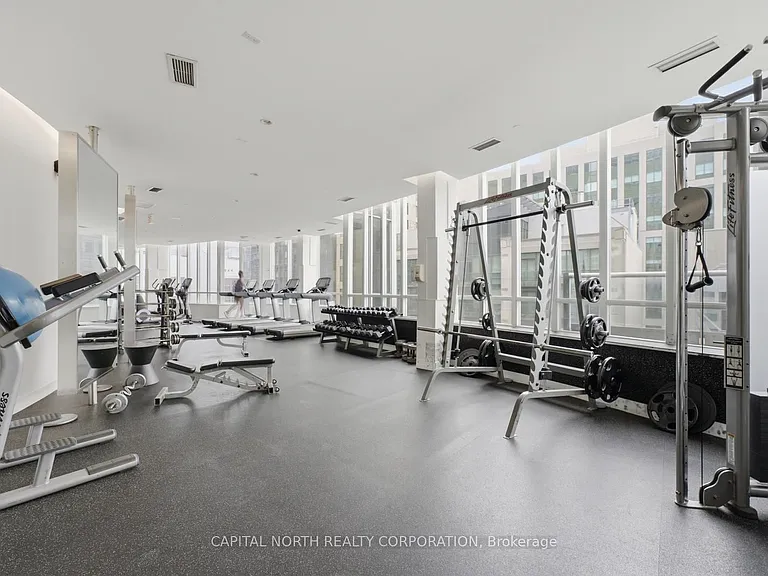 270 Wellington St W #412 — Photo 38