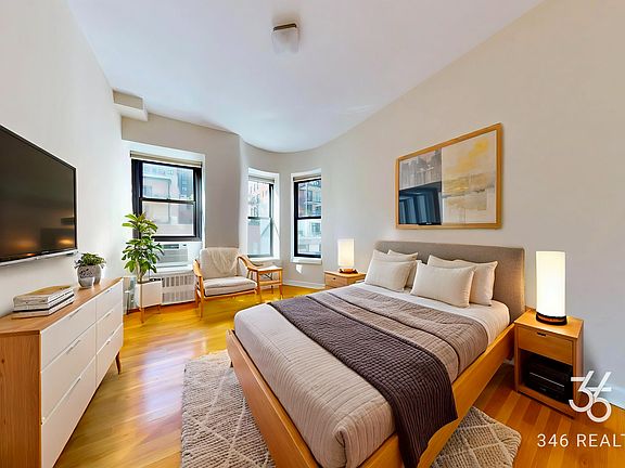 3rd image of 1125 Lexington Ave #2E
