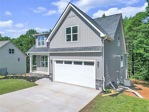 3rd image of 139 Mountain Lake Dr