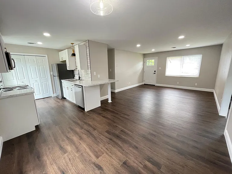 1054 Dalton Ln — Photo 5