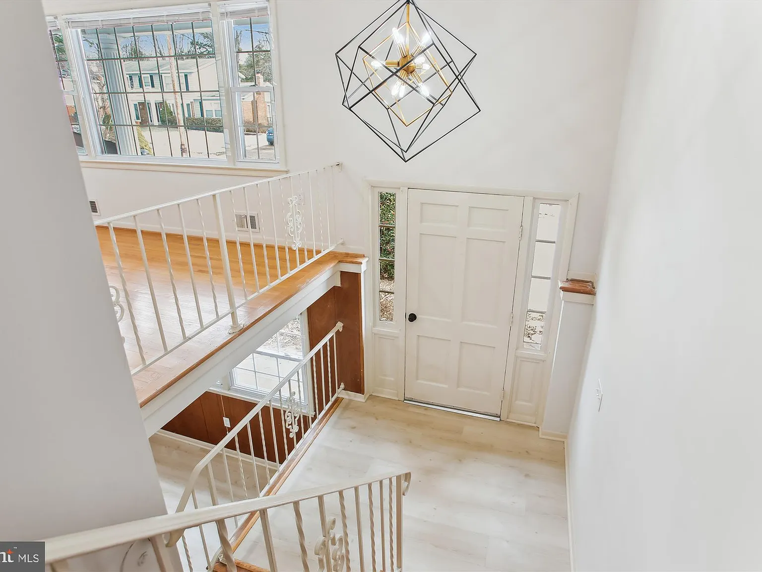 5 bed, 2282 sqft, $4,385 — Photo 2