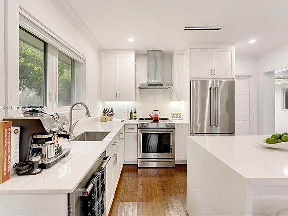 2nd image of 547 Giralda Ave