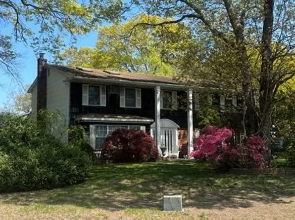 1 Ellen Ct, Lake Grove, NY 11755
