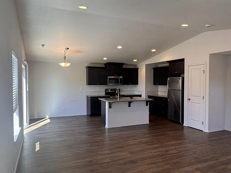 1642 Zoe Ave — Photo 4