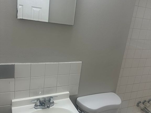 4th image of 2834 N Lasalle St