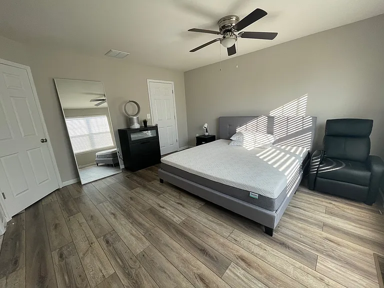 Main bedroom w/ walk in closet