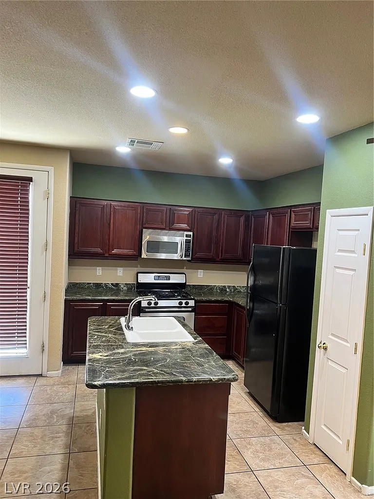 3 bed, 3.0 bath, 1609 sqft, $1,950 — Photo 3