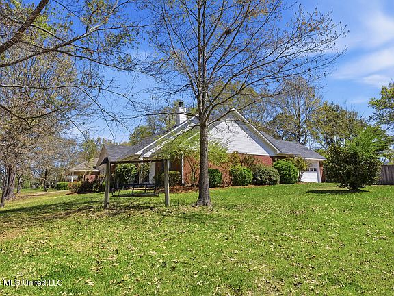 3rd image of 100 Glenwood Dr