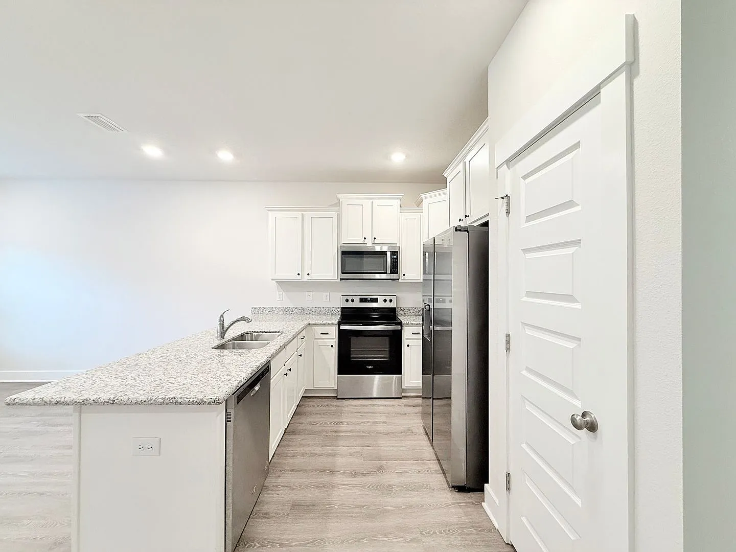 3-Bedroom Townhouse - Community Pool — Photo 4