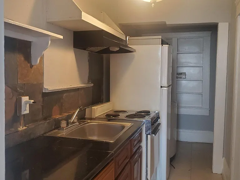 156 S Coates St — Photo 3