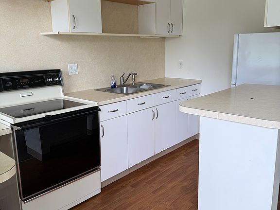 3rd image of 100 Logan Ave S APT B