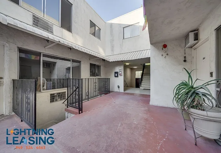 1035 N Hayworth Ave #100 — Photo 27