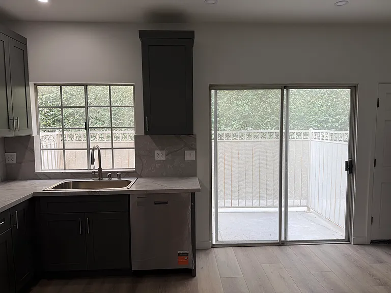 10932 Bloomfield St — Photo 9