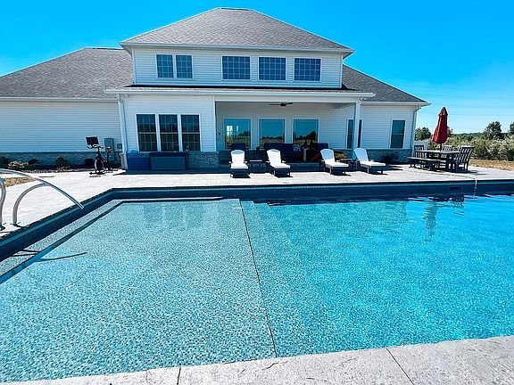 20x40 pool w/ sunledge