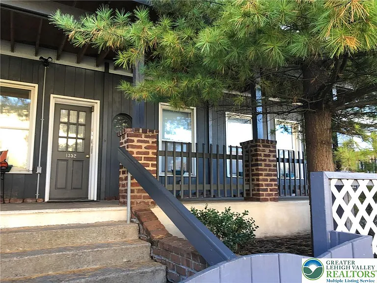 1352 Gordon St #2 — Photo 2