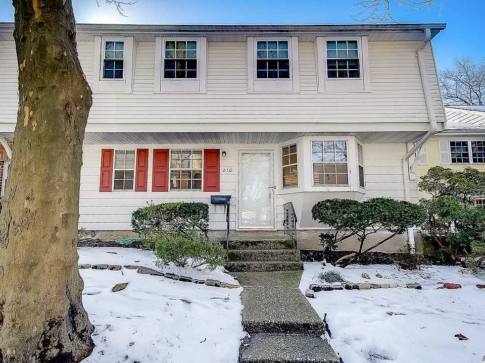 1st image of 210 Towne House Vlg
