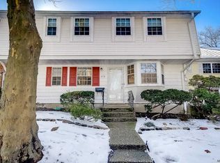 210 Towne House Vlg, Hauppauge, NY 11749