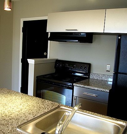 2nd image of 310 W 6th St APT 306