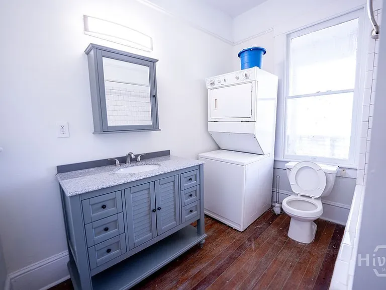 210 W 41st St — Photo 18