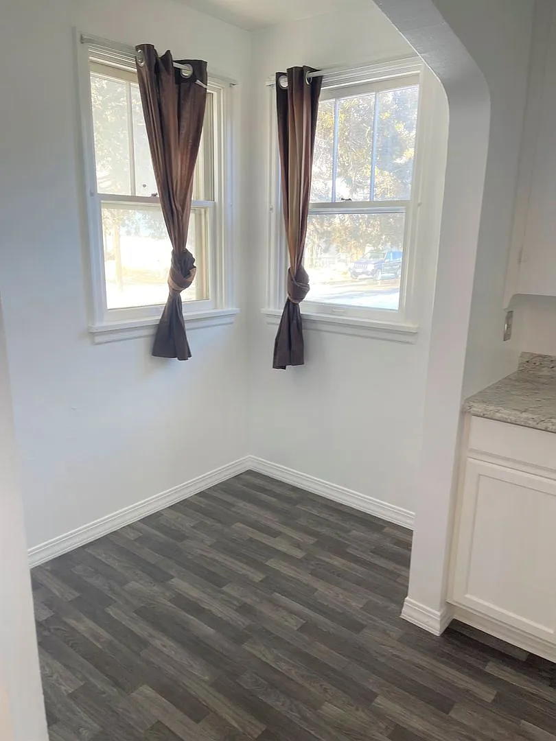 Charming 1 Bedroom 1 Bath Available Now! — Photo 4