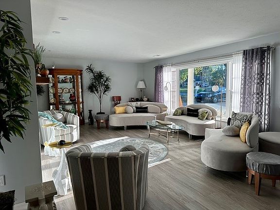 4th image of 421 Hardscrabble Blvd