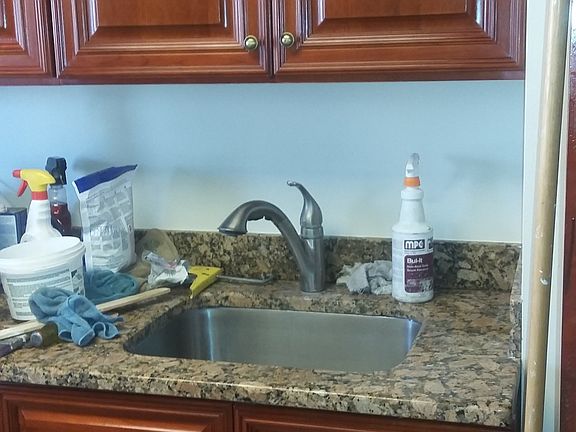 Kitchen w granite counter
