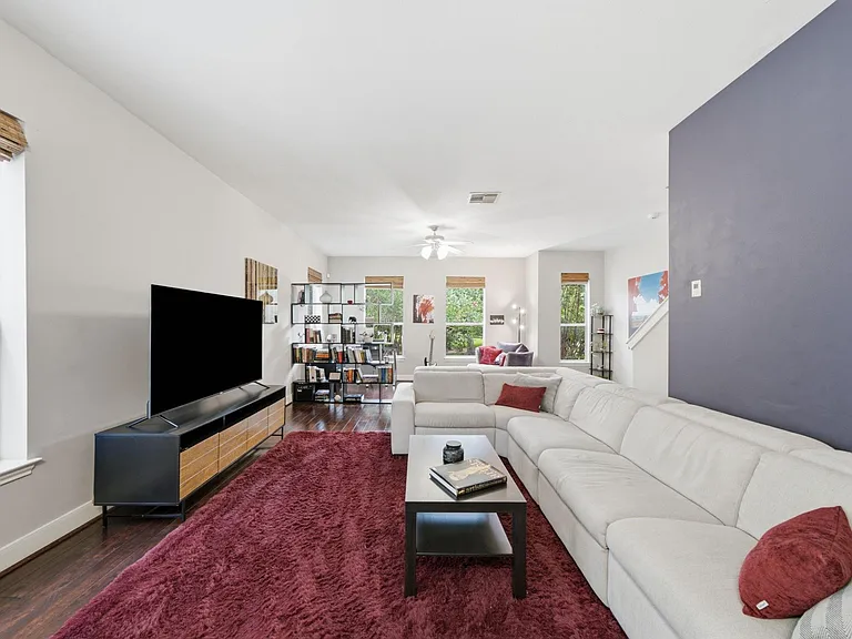 1716 Elgin St — Photo 17